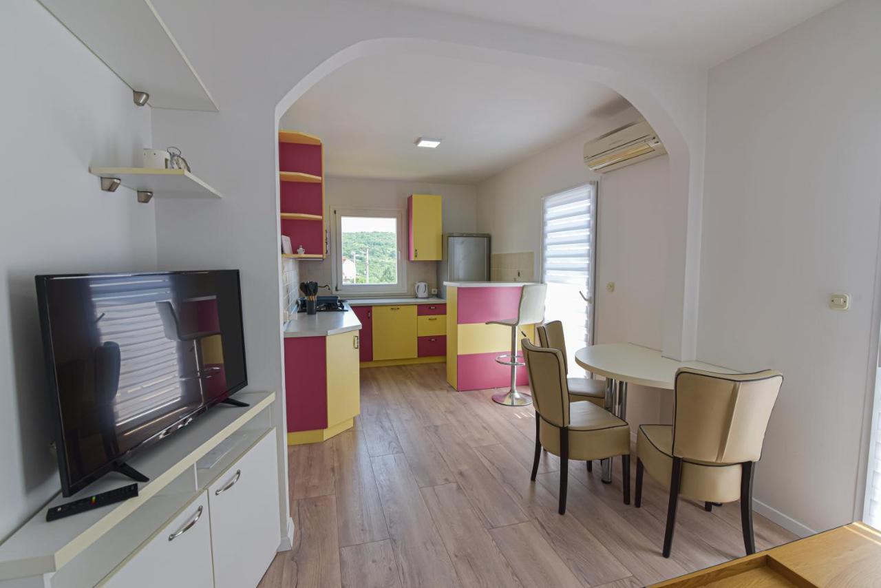 Anda S Apartmanima I Bazenom Brseč
