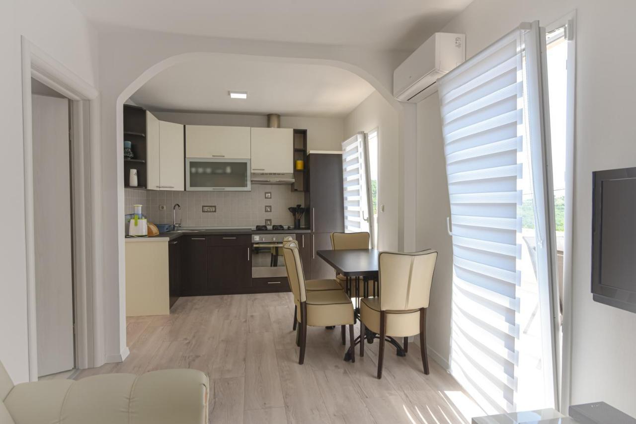 Apartment Anda S Apartmanima I Bazenom Brseč